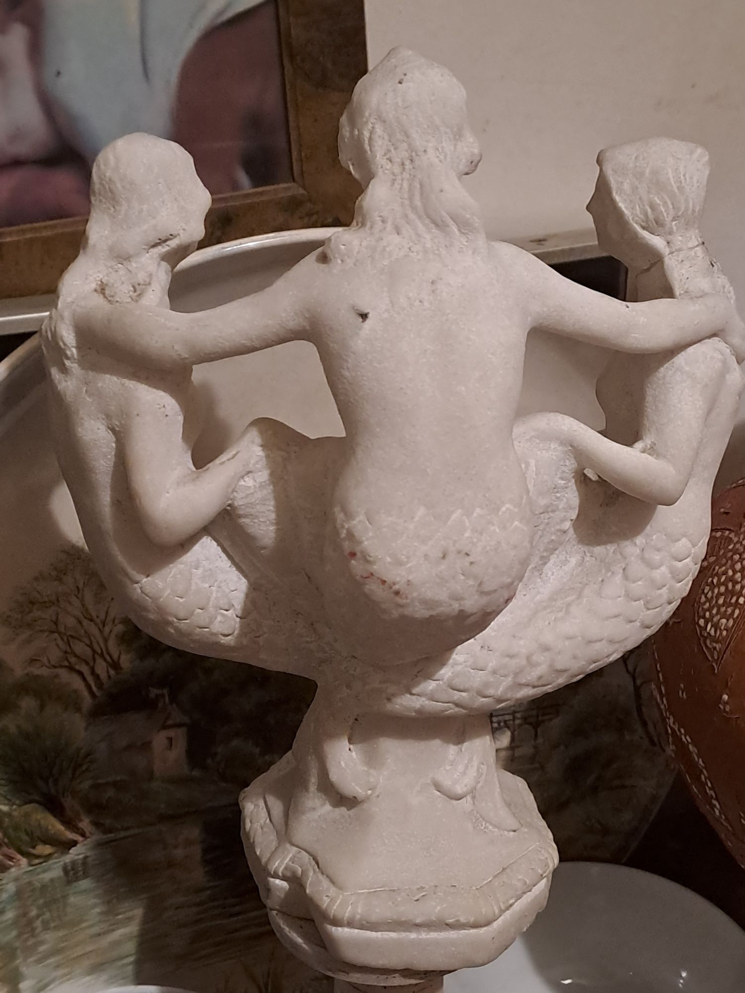Magnifica peca em pedra figurativa com 3 sereias abracadas