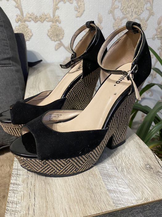 Женские босоножки на танкетке