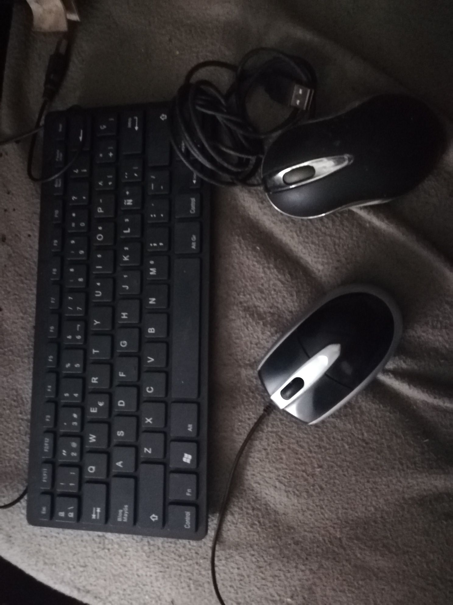 2 ratos e teclado USB, tudo em bom estado