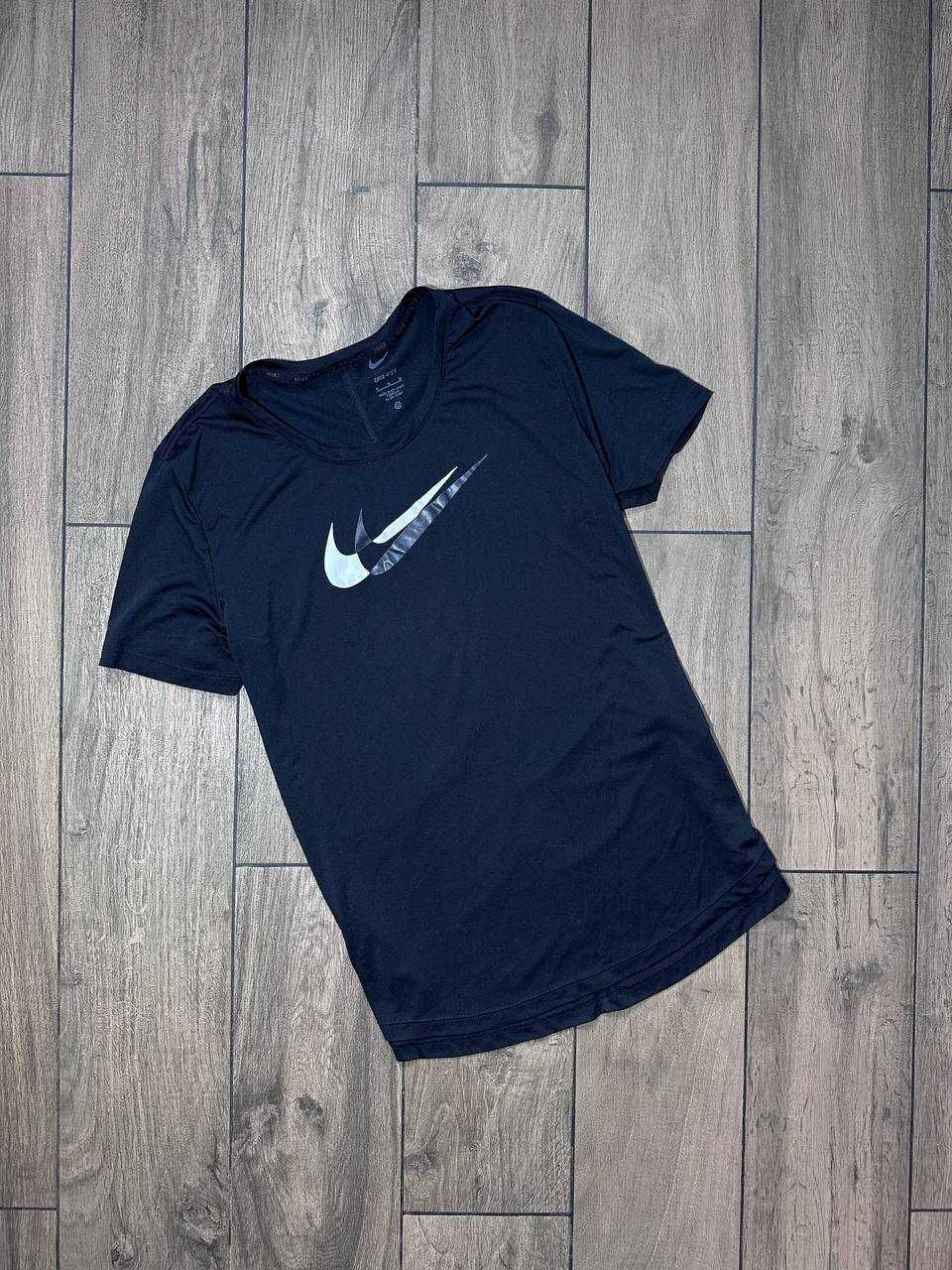 Жіноча спортивна футболка Nike розмір М оригінал