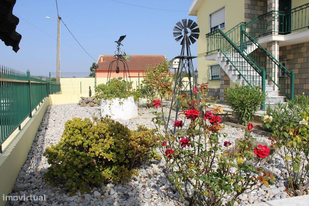 Moradia bifamiliar com três habitações independentes – Seixal, Lour...