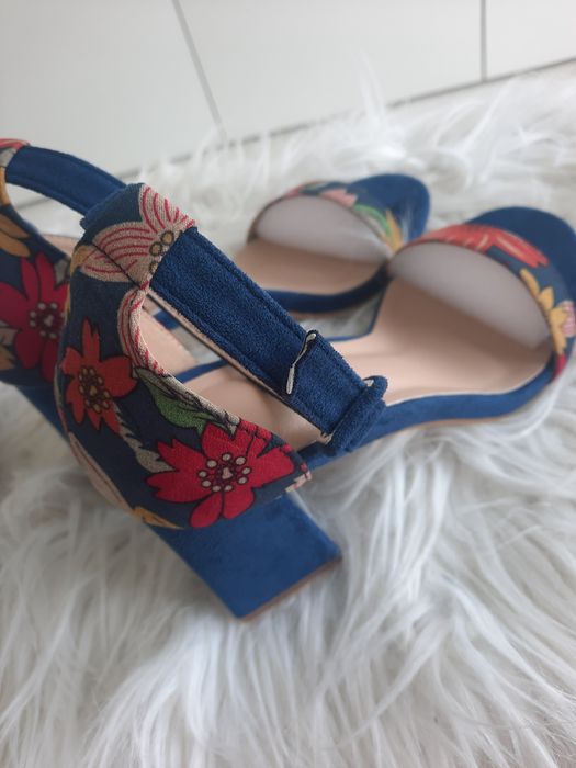 Sandálias novas com salto, tm 38