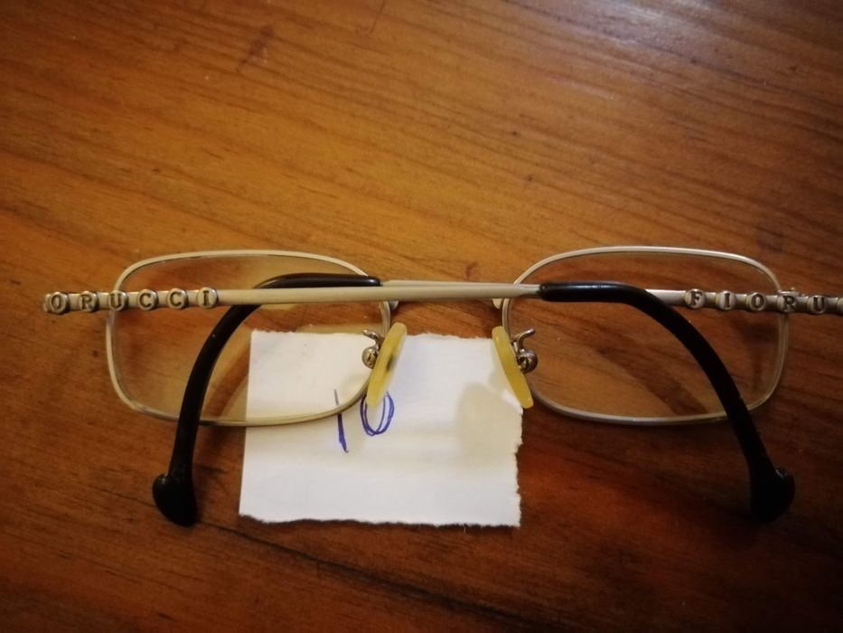 Várias armações de óculos