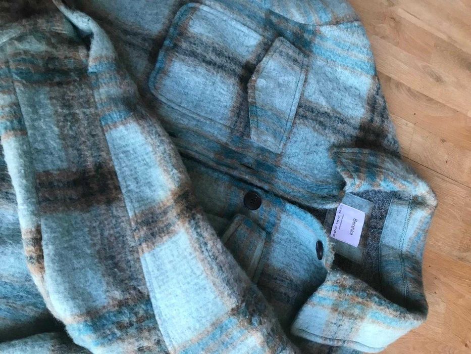 Narzutka w kratę Bershka