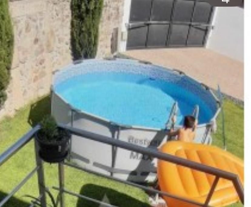 Vendo piscina em ótimo estado e completa, com escadaria motor etc...