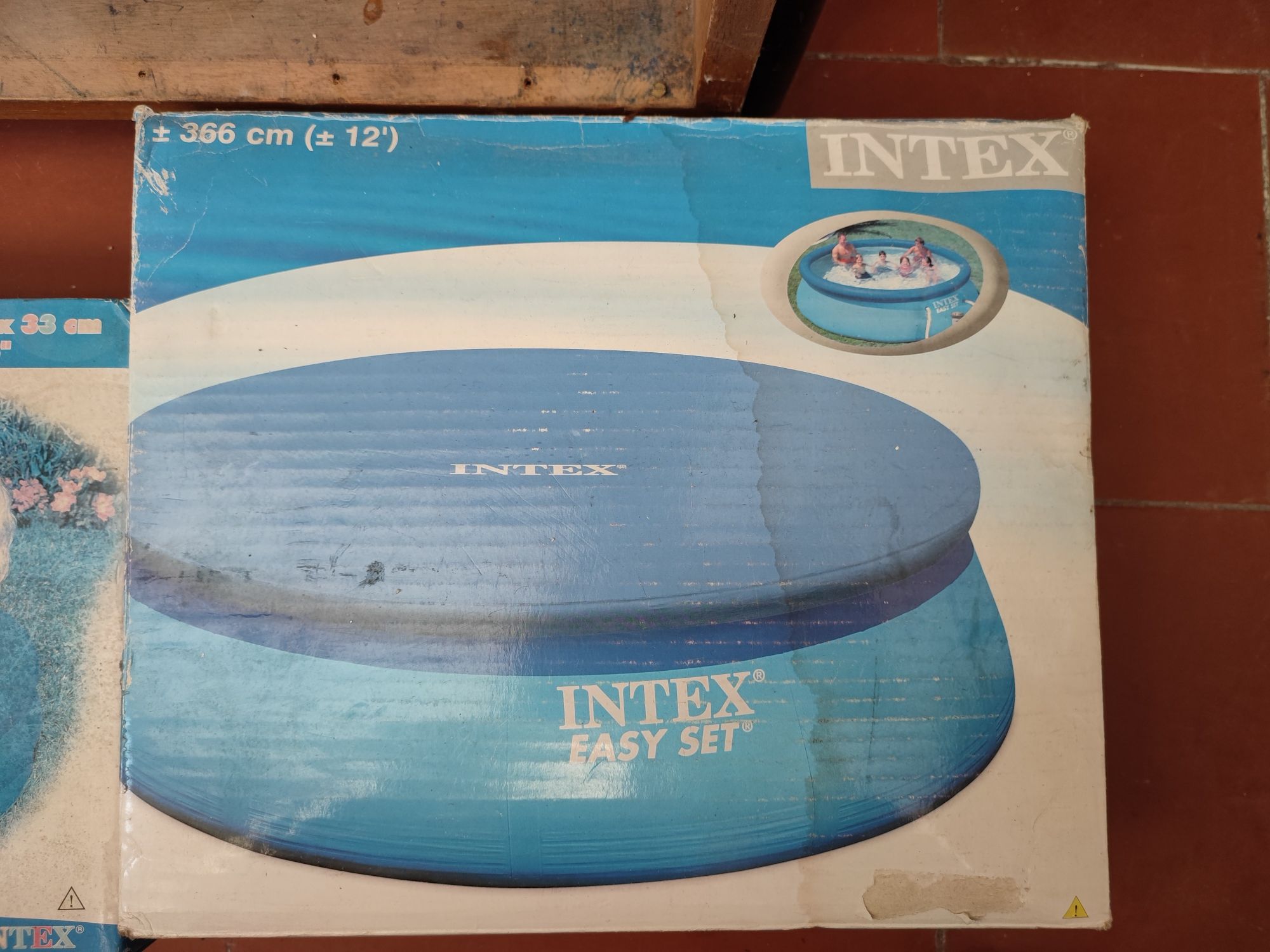 Piscinas intex e barco