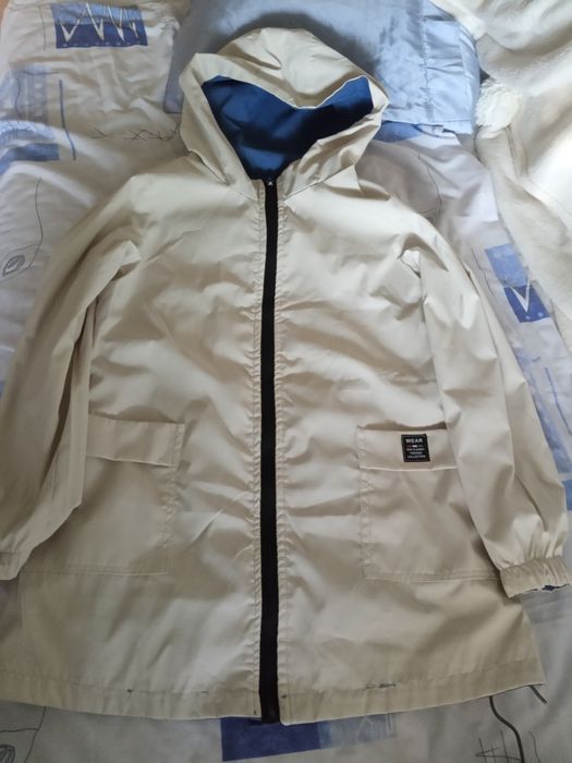 Две женские куртки ветровки