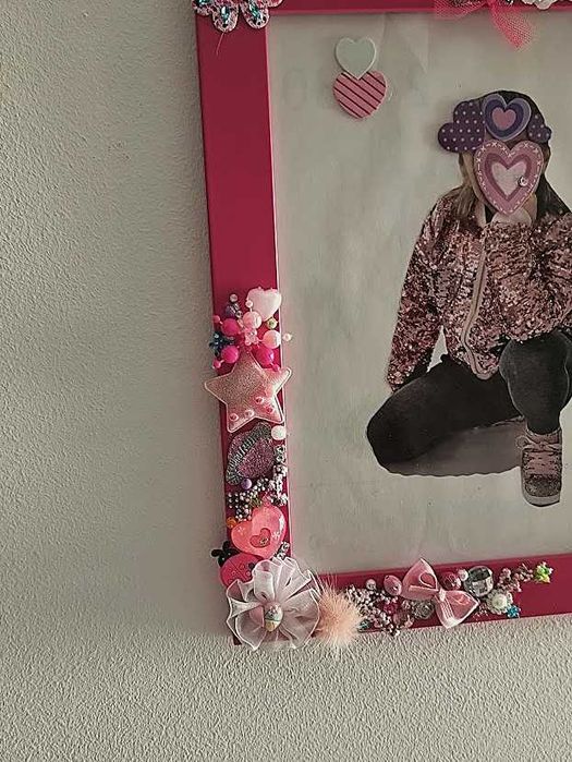 Moldura artesanal exclusiva e personalizada para quarto de menina.