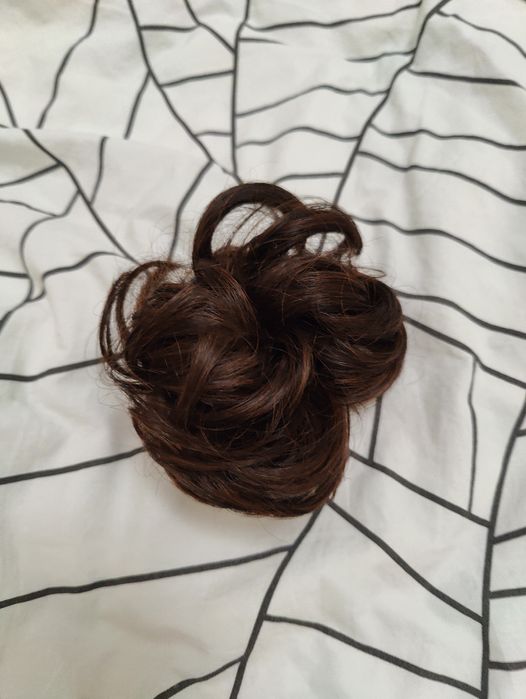 Коричневий хвилястий пучок волосся на резинці