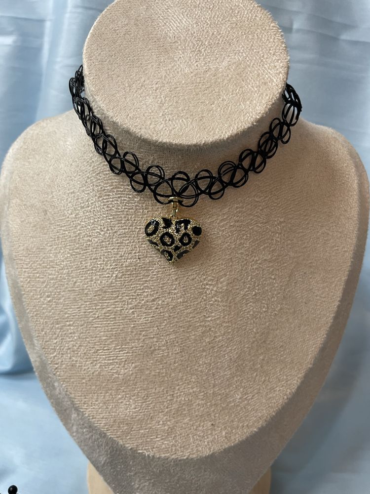 Choker – serce – czarny z złotym akcentem.