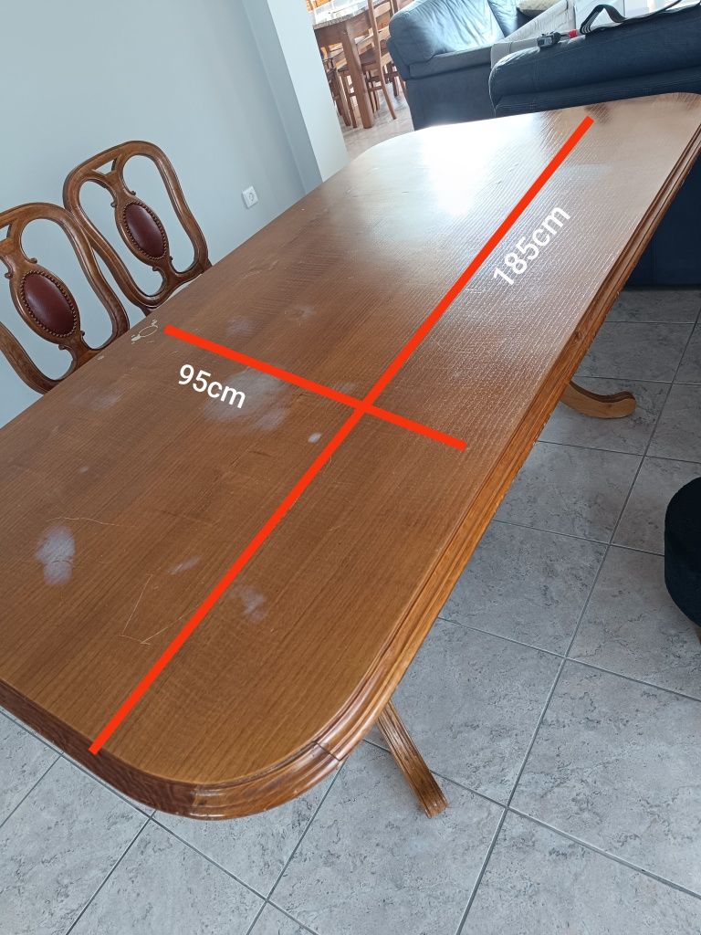 Mesa e cadeiras em madeira