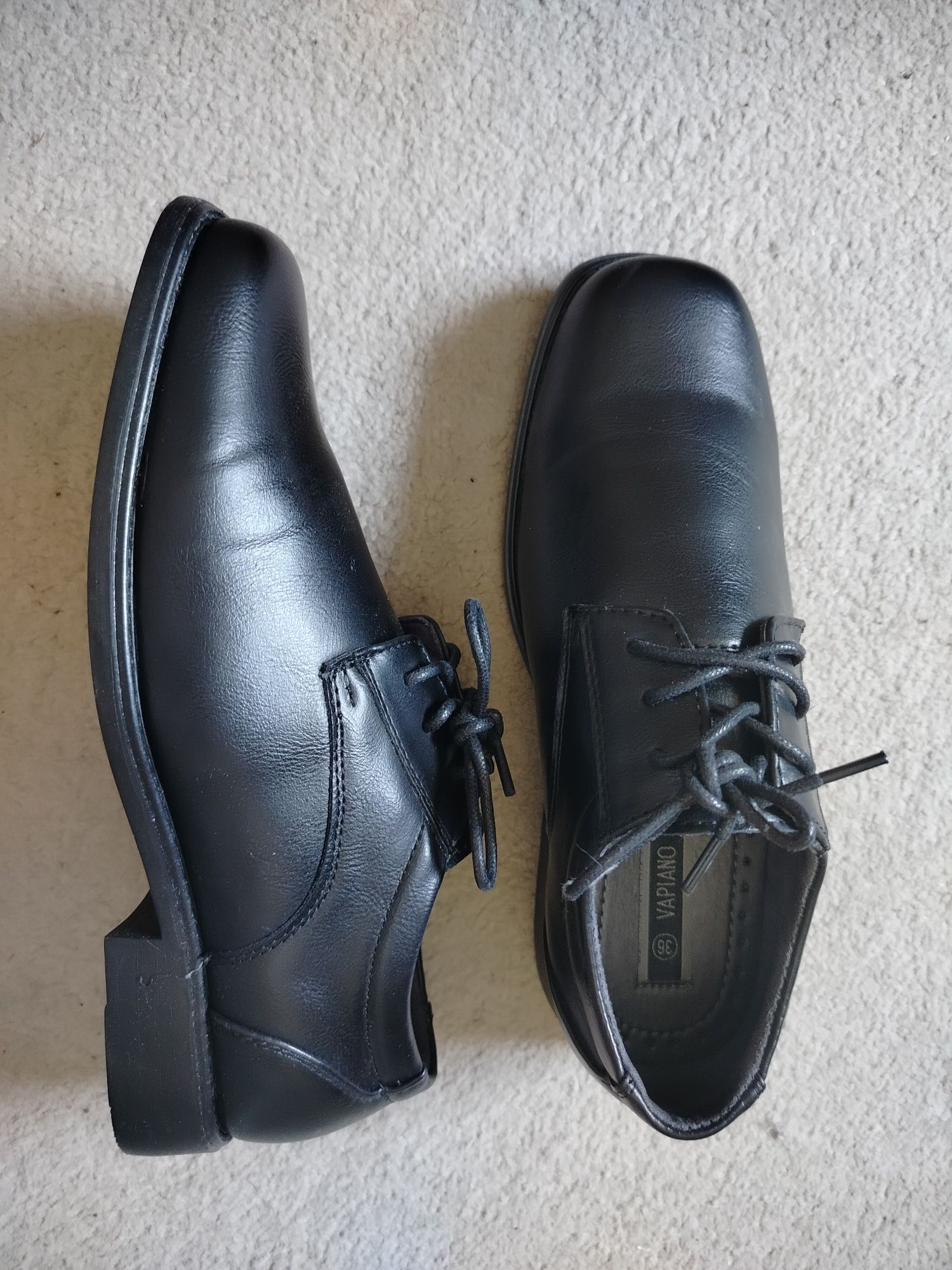Eleganckie buty chłopięce