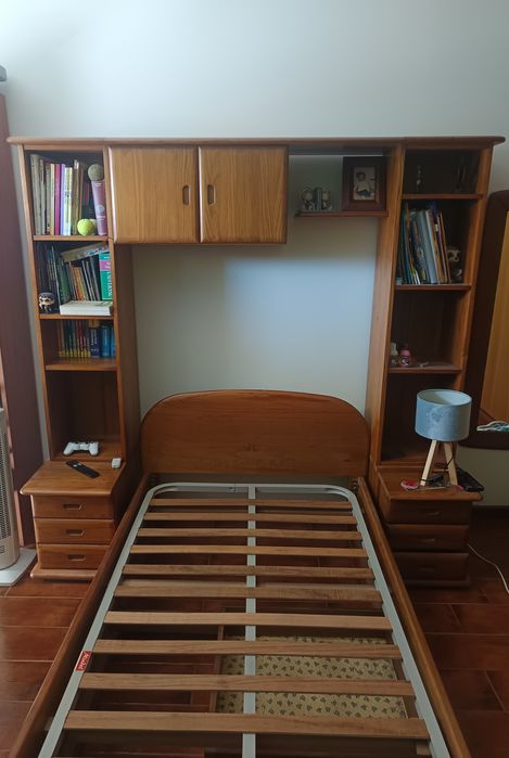 Cama em pinho mel com móvel