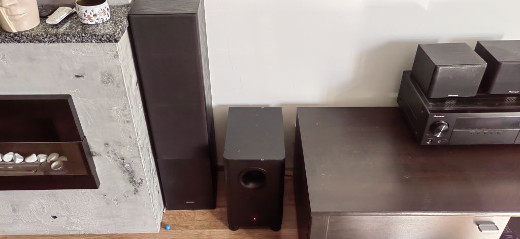 Amplituner Pioneer wraz z kinem domowym pięć głośników i subwoofer akt