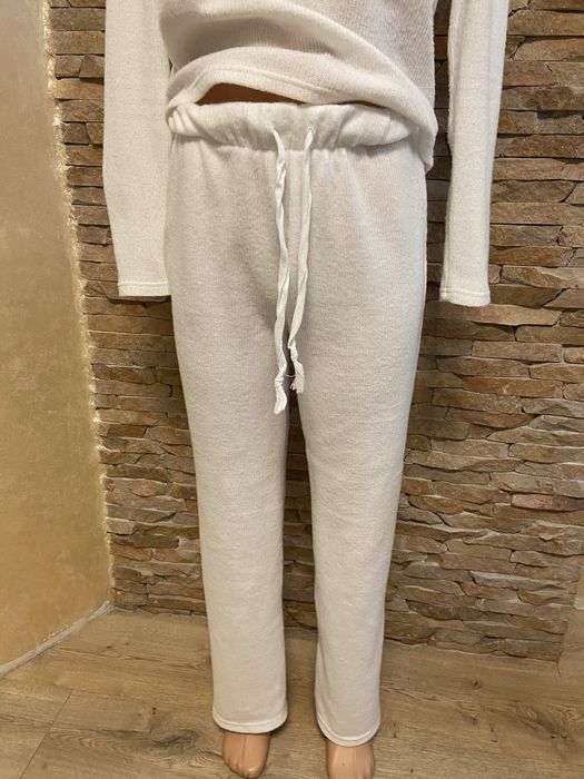 Костюм вʼязаний білий жіночий