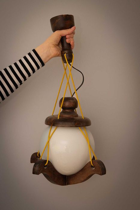 vintage lampa kula z drewnianymi elementami