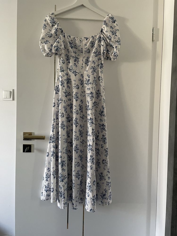 Długa sukienka w kwiatki z rozcięciem