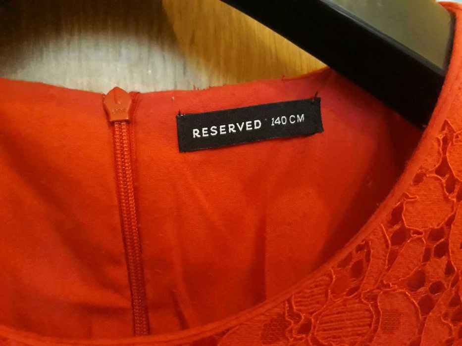 Piękna czerwona, koronkowa sukienka Reserved r. 140