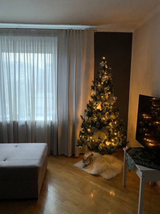 Штучна ялинка без прикрас