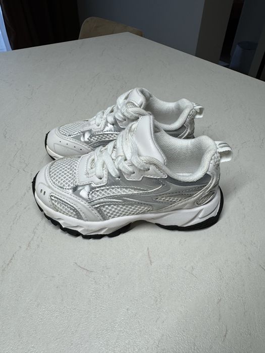 Дитячі кросівки Zara