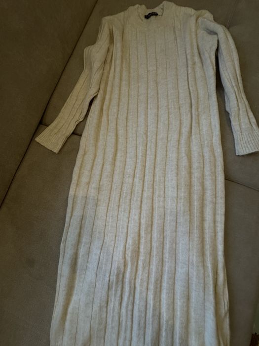 Жіноча вʼязана сукня