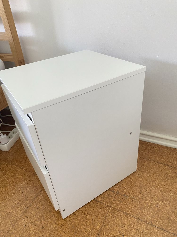 Mesa de cabeceira branca