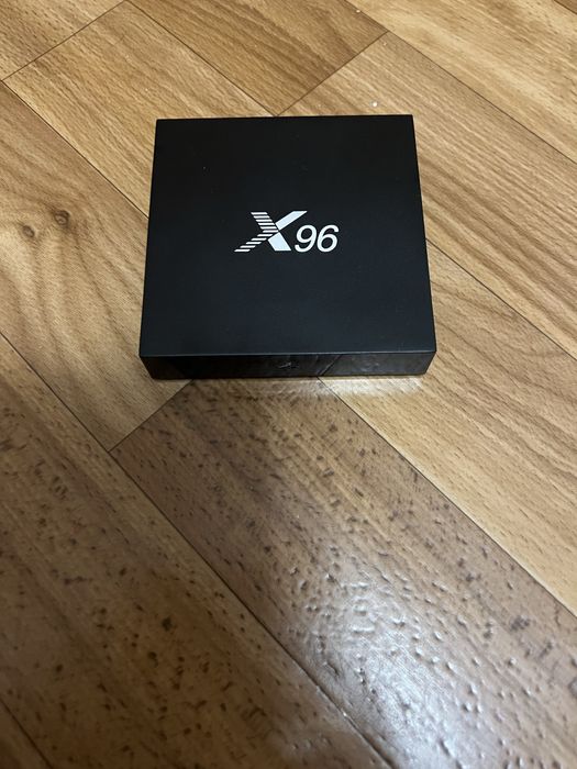 Приставка X96. У гарному стані але ек запусаається