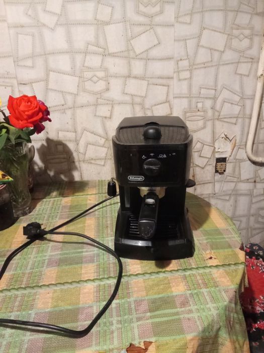 Ріжкова кавомашина Delonghi