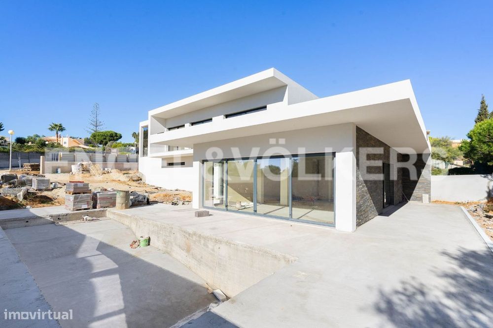 Moradia Contemporânea no Carvoeiro