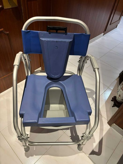 Cadeira de Banho com Sanita Portátil