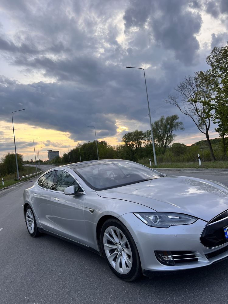 Tesla model S 70D