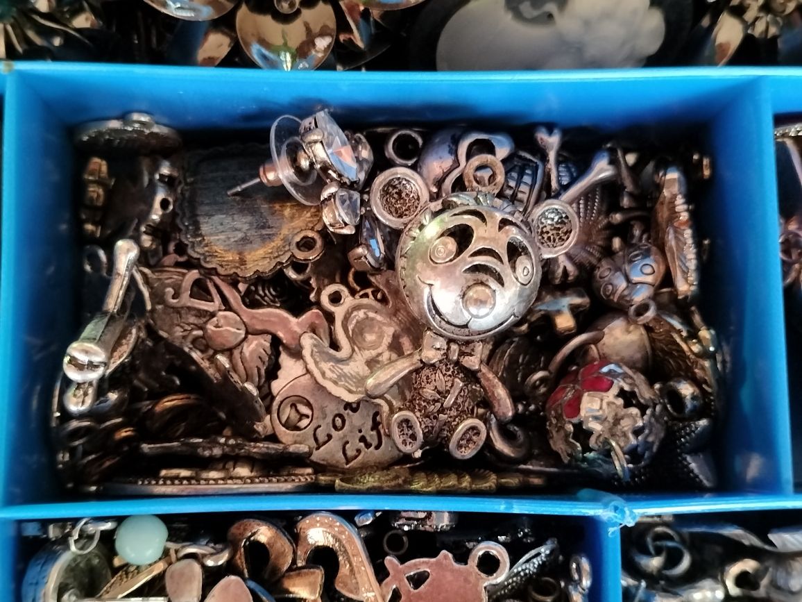 Caixa com Bijuteria  centenas de peças colares brincos