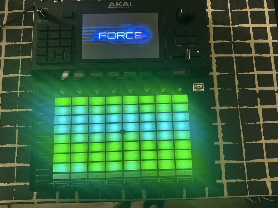 Vendo Akai Force