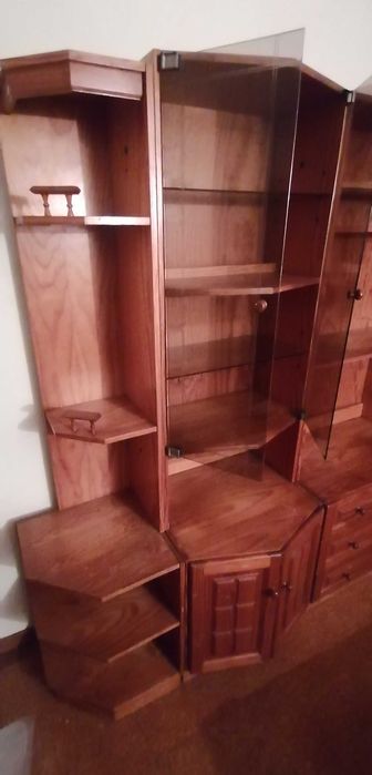 Móvel de sala em pinho com 4 portas em vidro + pequena mesa de apoio