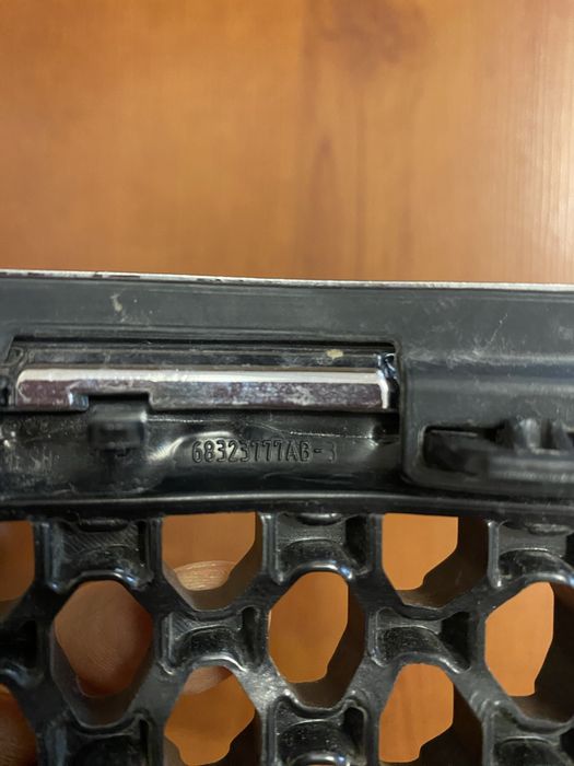 Решётка радиатора Jeep Cherokee