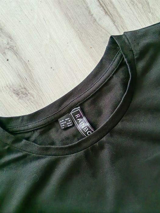 Edgy Glamour – elastyczna shirtowa sukienka midi z ozdobnymi szarfami,