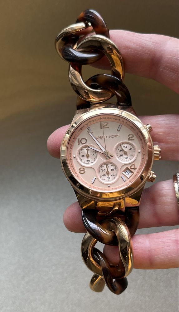 Relógio moderno Michael Kors dourado e castanho tartaruga