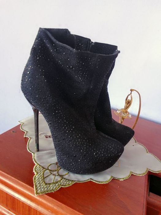 Класні замшеві чобітки