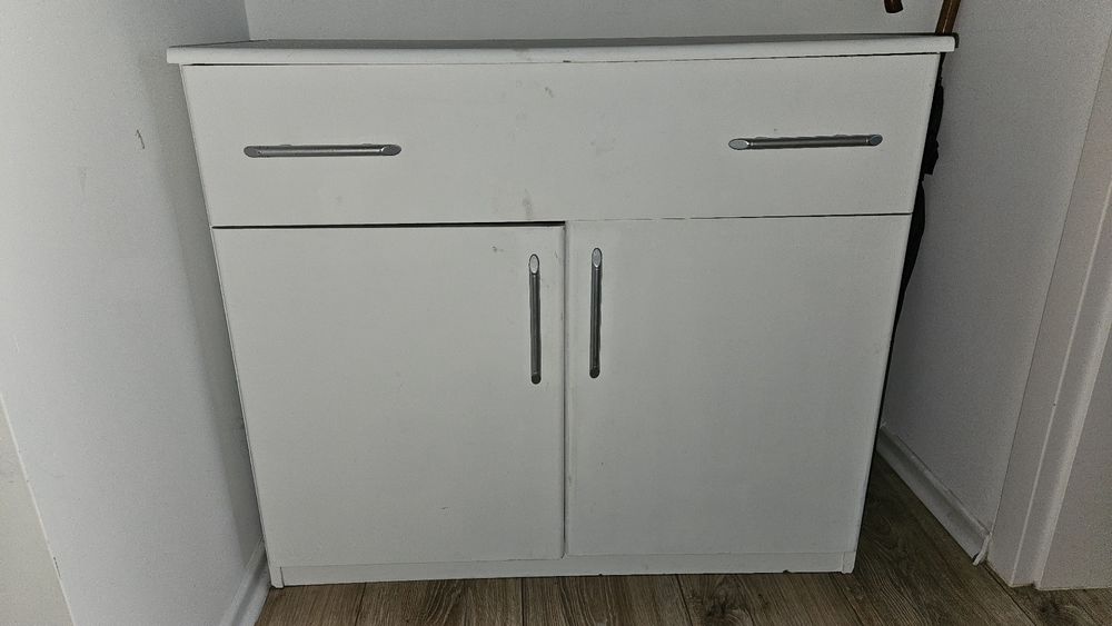 Biała komoda z szuflada