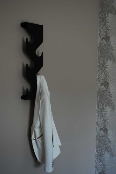 Nowoczesny wieszak na ubrania Wave - modern stalowy malowany proszkowo