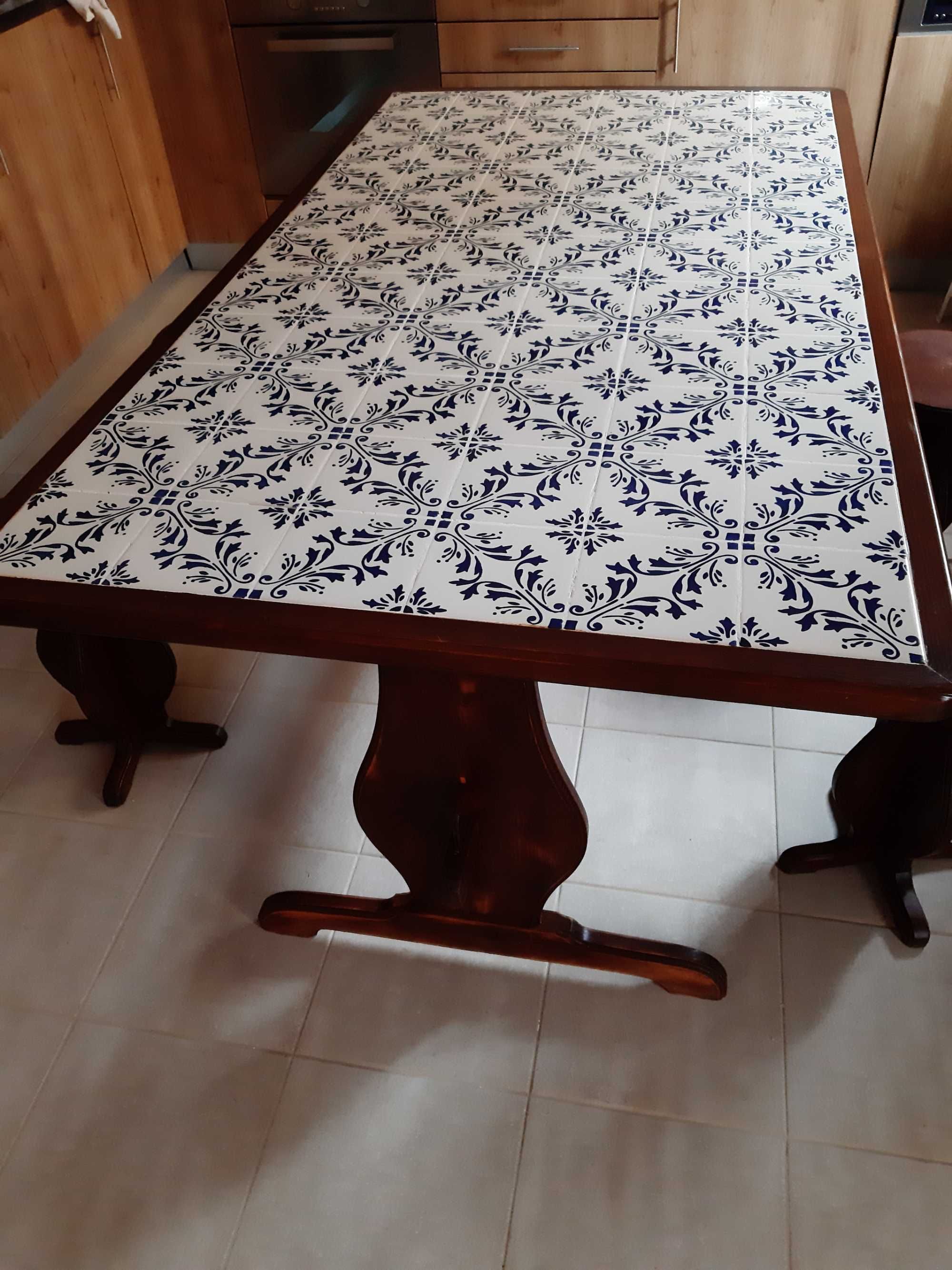 Mesa de cozinha em madeira e azulejos
