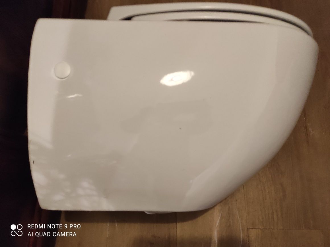Miska WC wisząca z deską sedesową