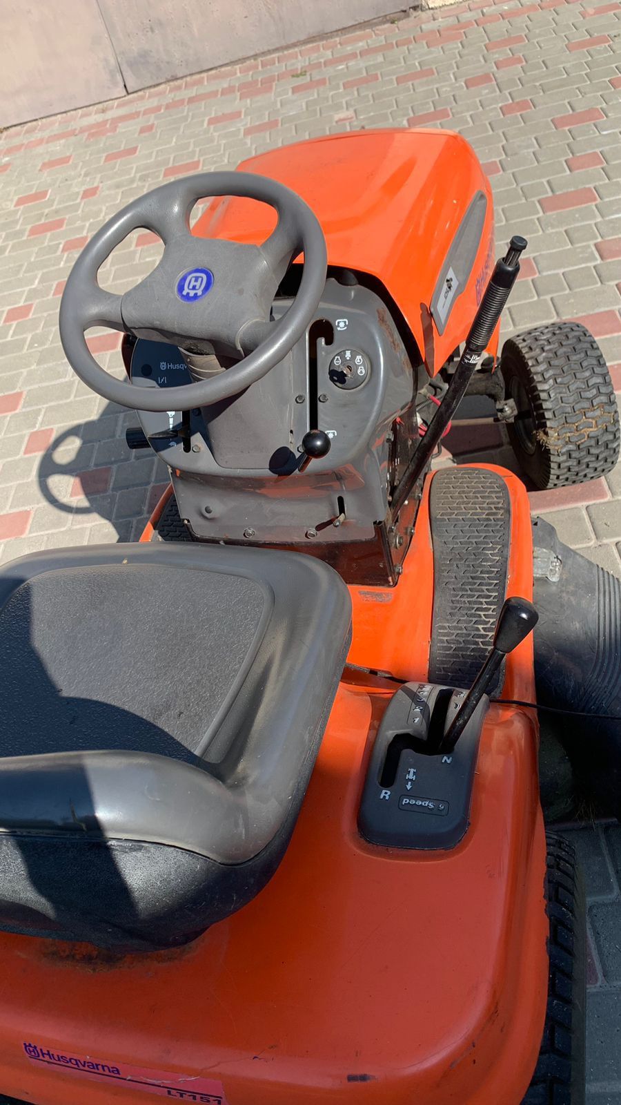 газонокосарка- трактор Husqvarna LT151