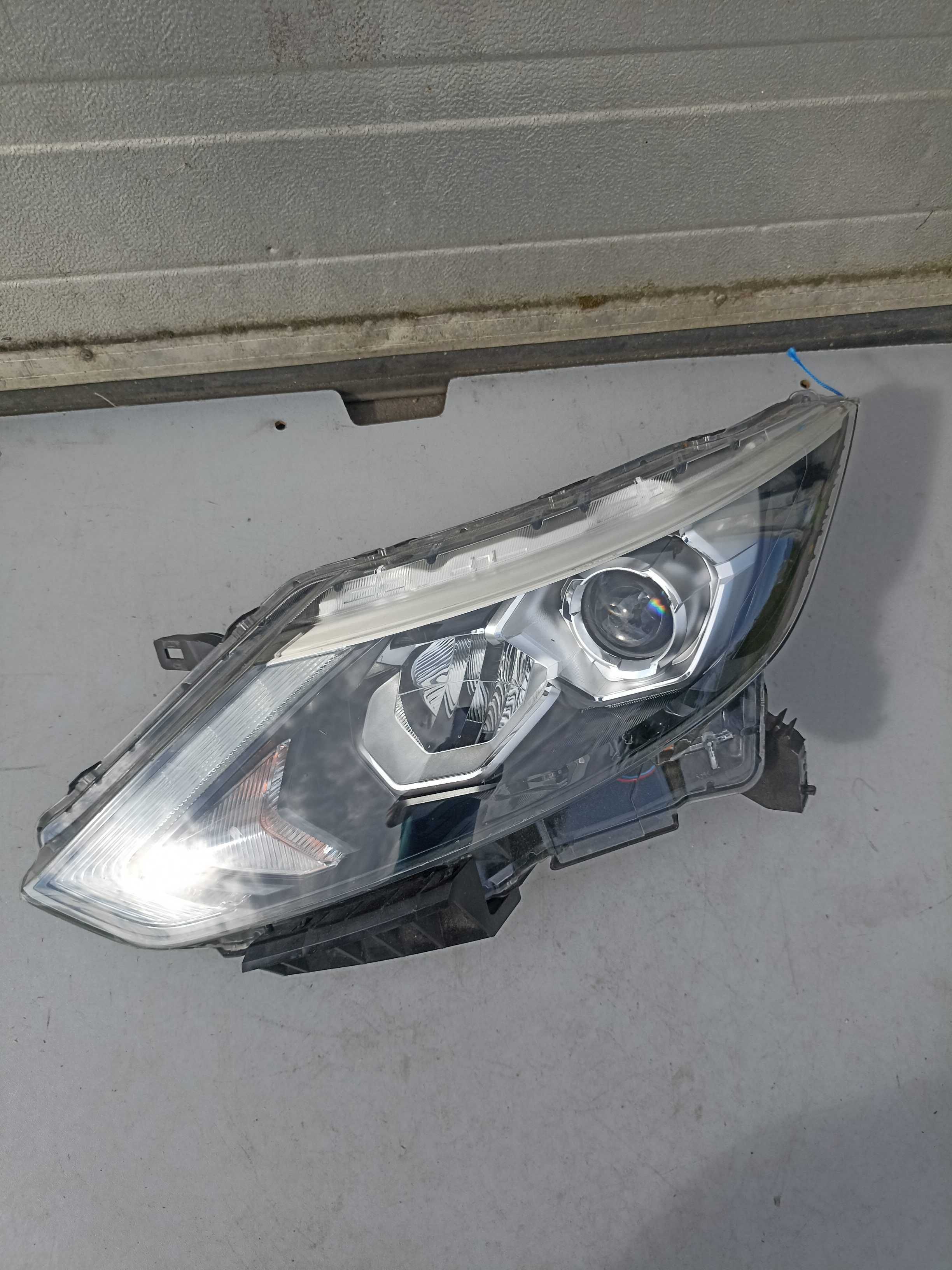 Lampa przednia nissan Qashqai II j11