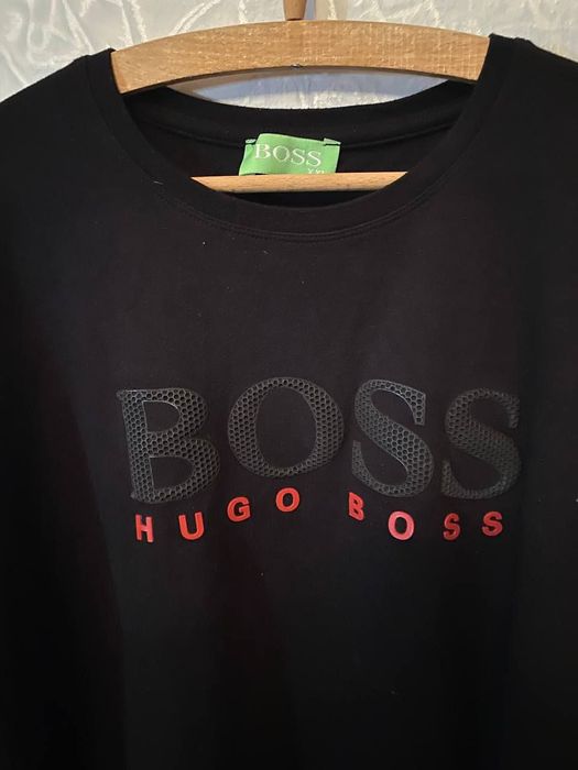 футболка від Hugo Boss 
з резиновим логотипом з переду 
Розмір вказани