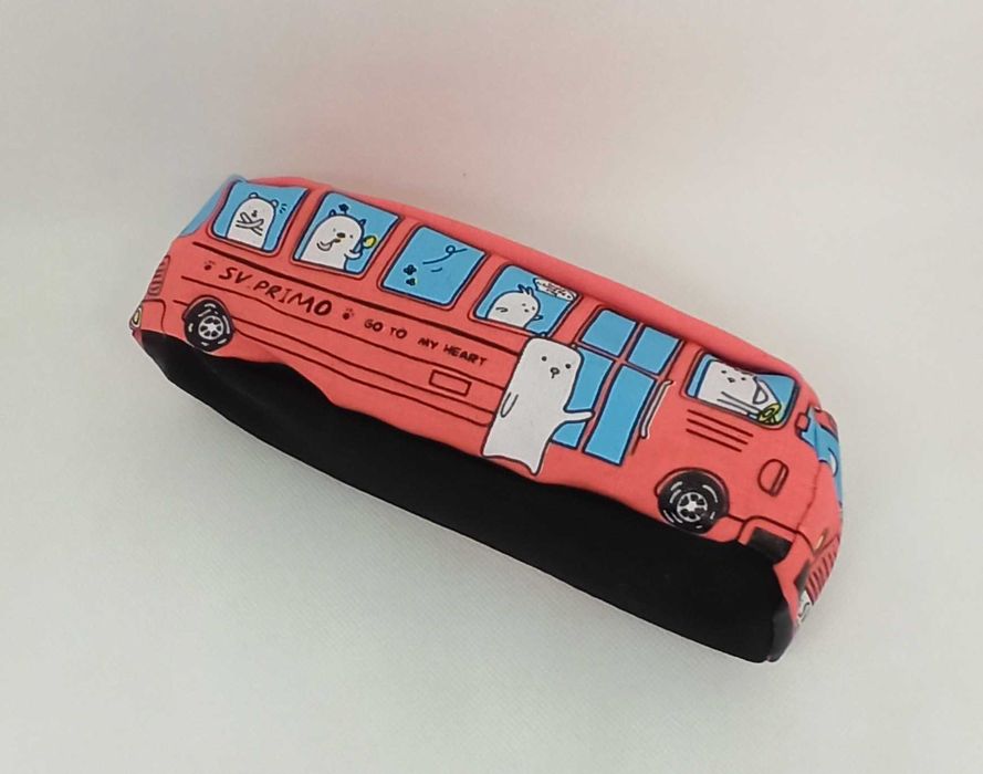 Wielofunkcyjny piórnik z zamkiem błyskawicznym.