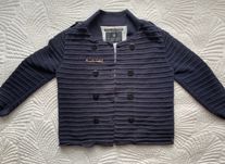 Granatowy żakiet Maison Scotch ze złotą broszką