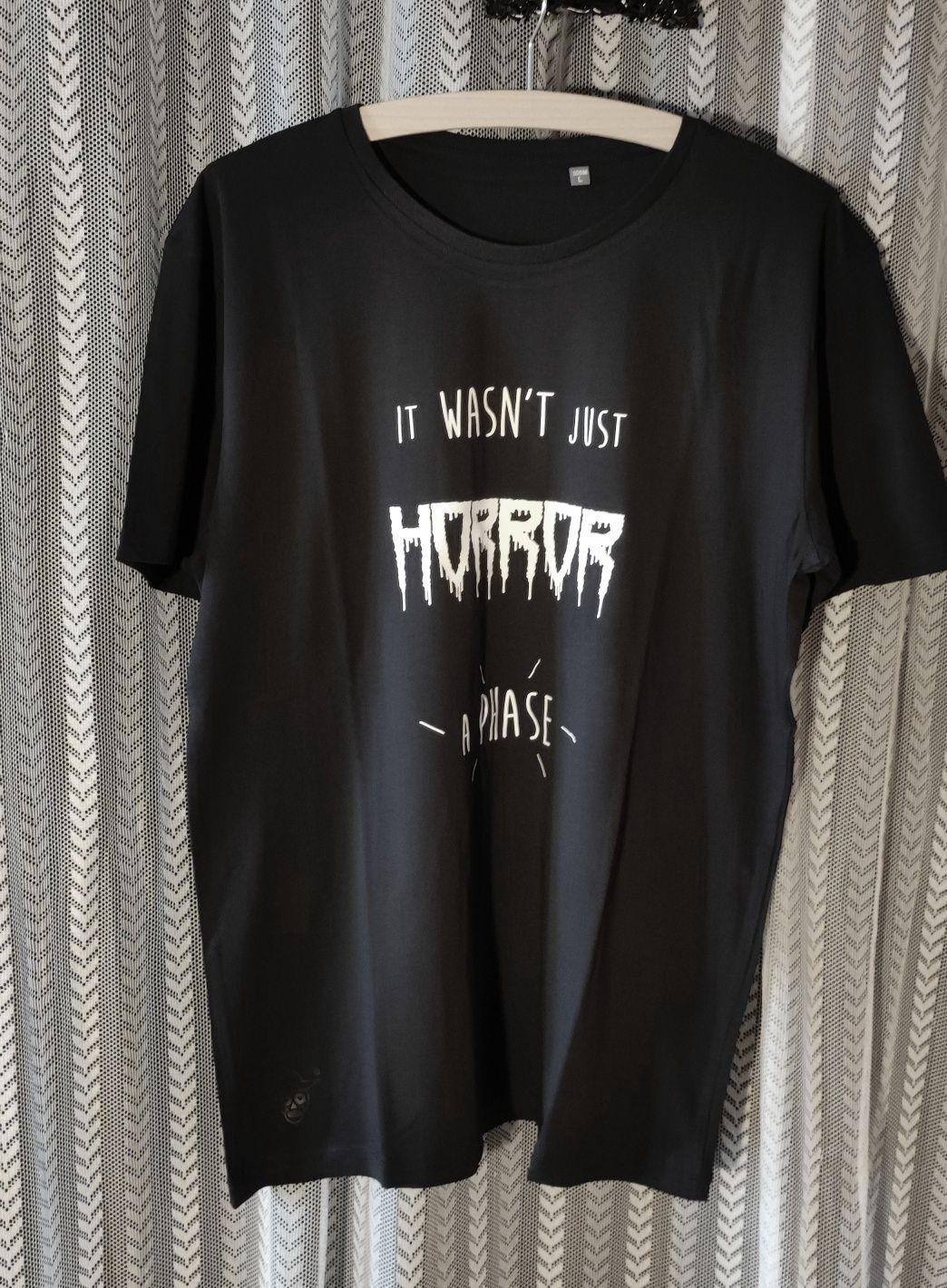 T-shirts "Não Era Apenas Uma Fase" pretas II