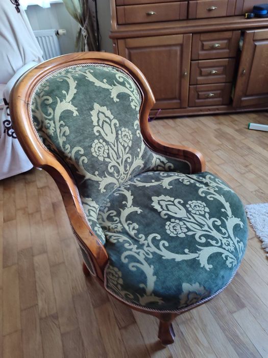 Крісло старовинне з різьбою