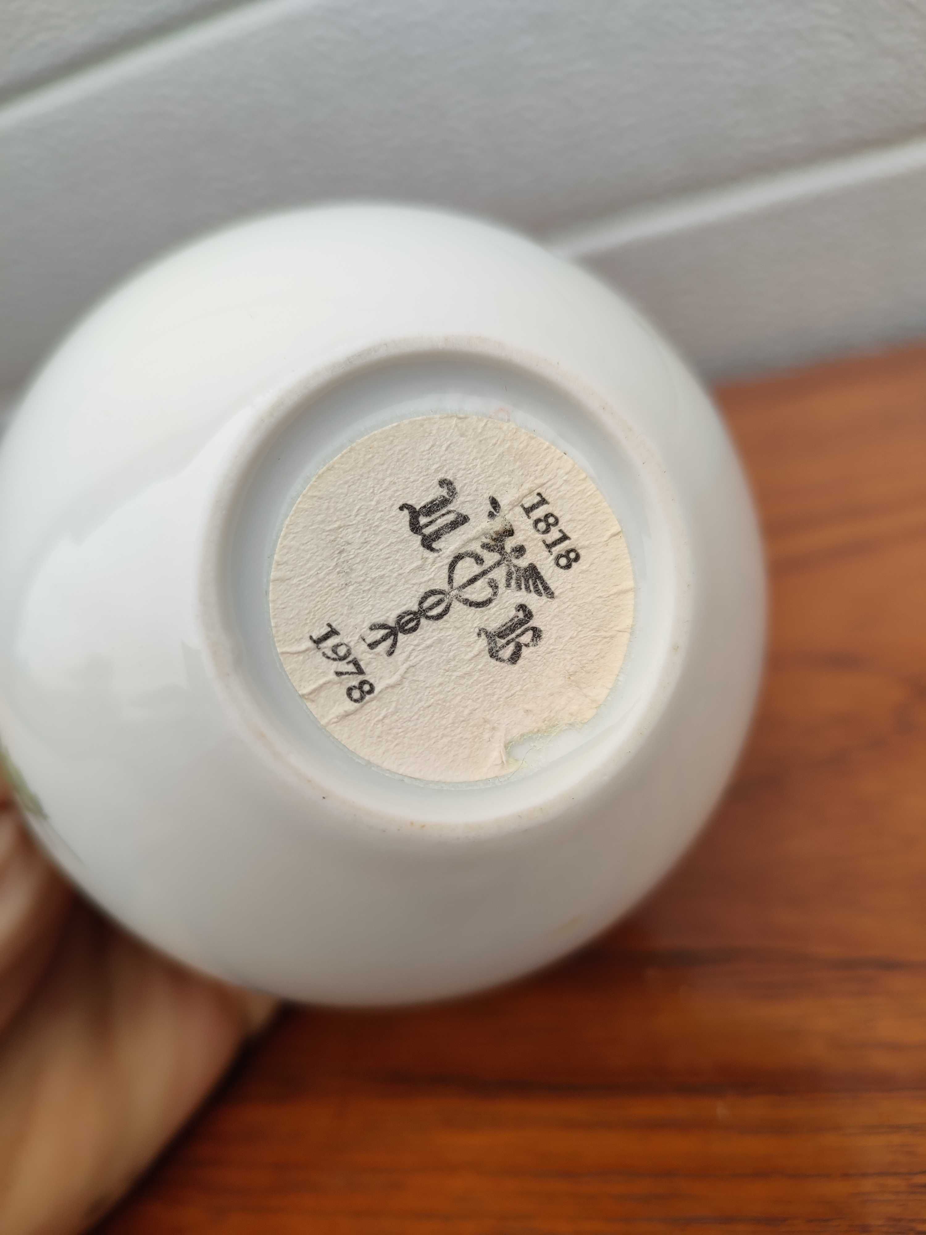 Porcelanowy mały wazonik z motywem kwiatów - B